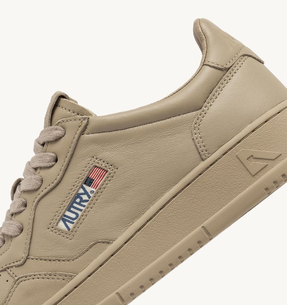 Beige Autry Medalist Low Sneakers Matte Nomad Leather Shearling | JIQGDN927