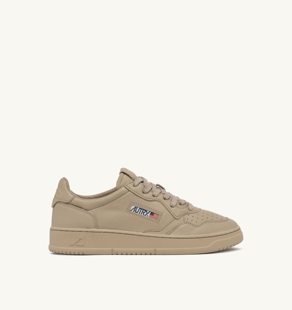 Beige Autry Medalist Low Sneakers Matte Nomad Leather Shearling | JIQGDN927